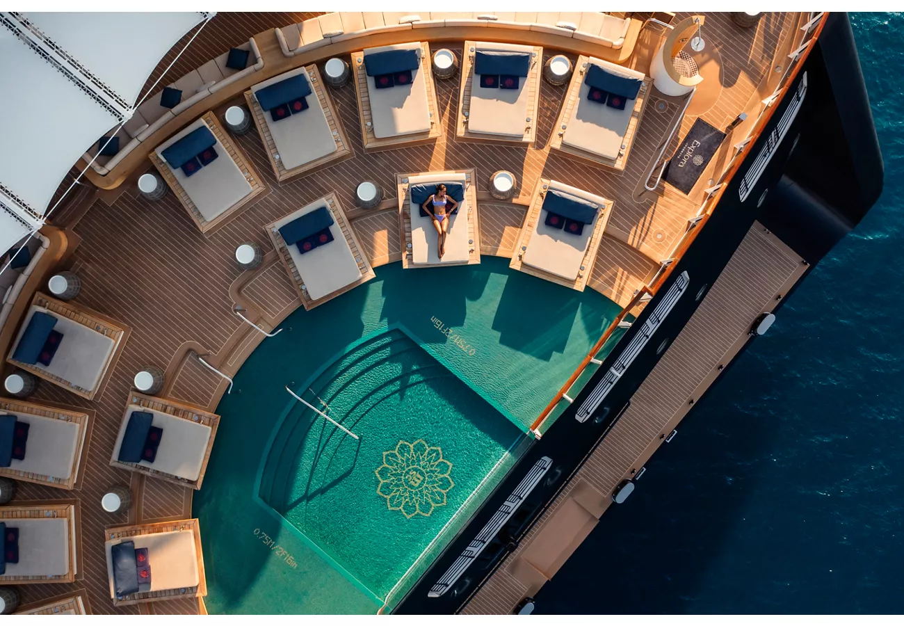 Astern Pool und Bar