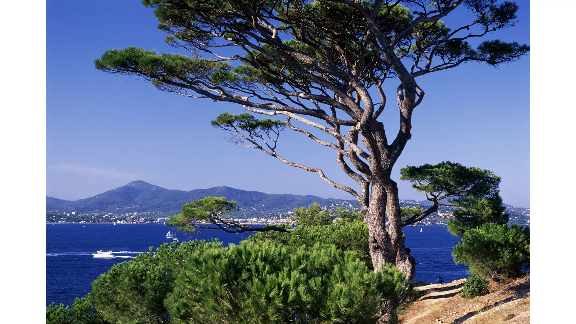 AN EXTENDED JOURNEY OF ANCIENT MEDINAS, STRIKING RUINS AND PARADISE LANDSCAPES