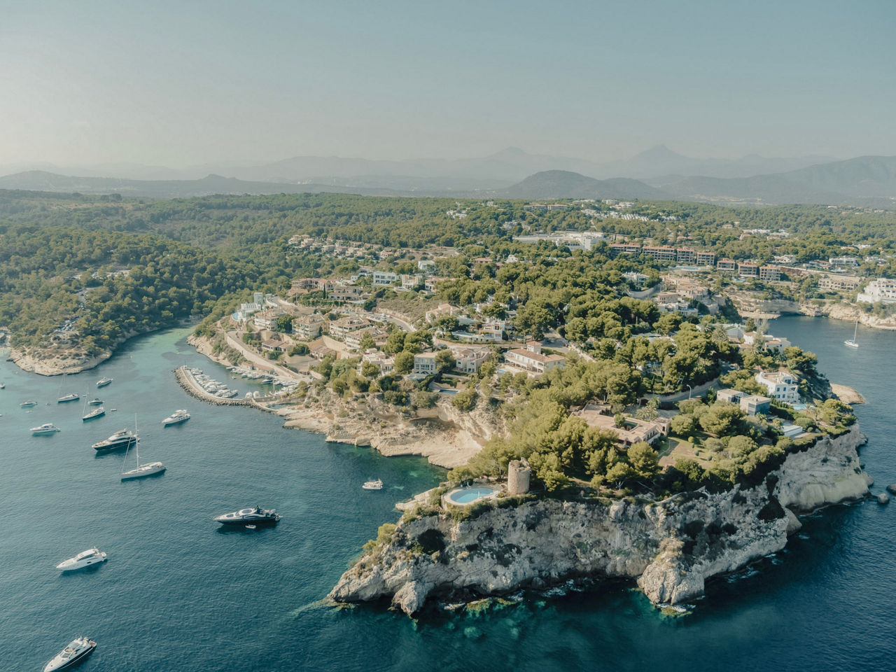Nezapomenutelná cesta plná nádherné klidnosti, horských panoramat a mýtického ducha