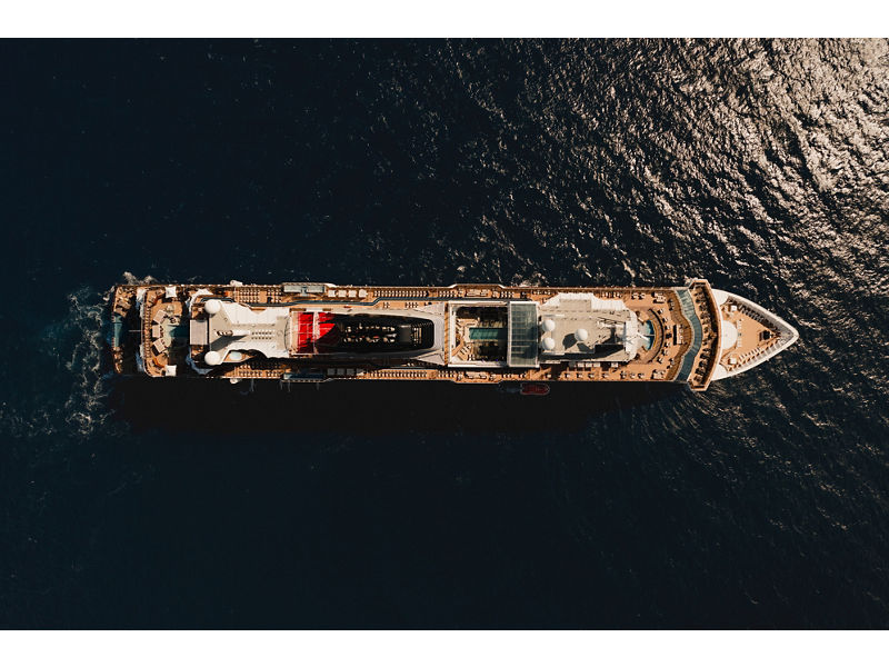 Um navio Explora em mar aberto