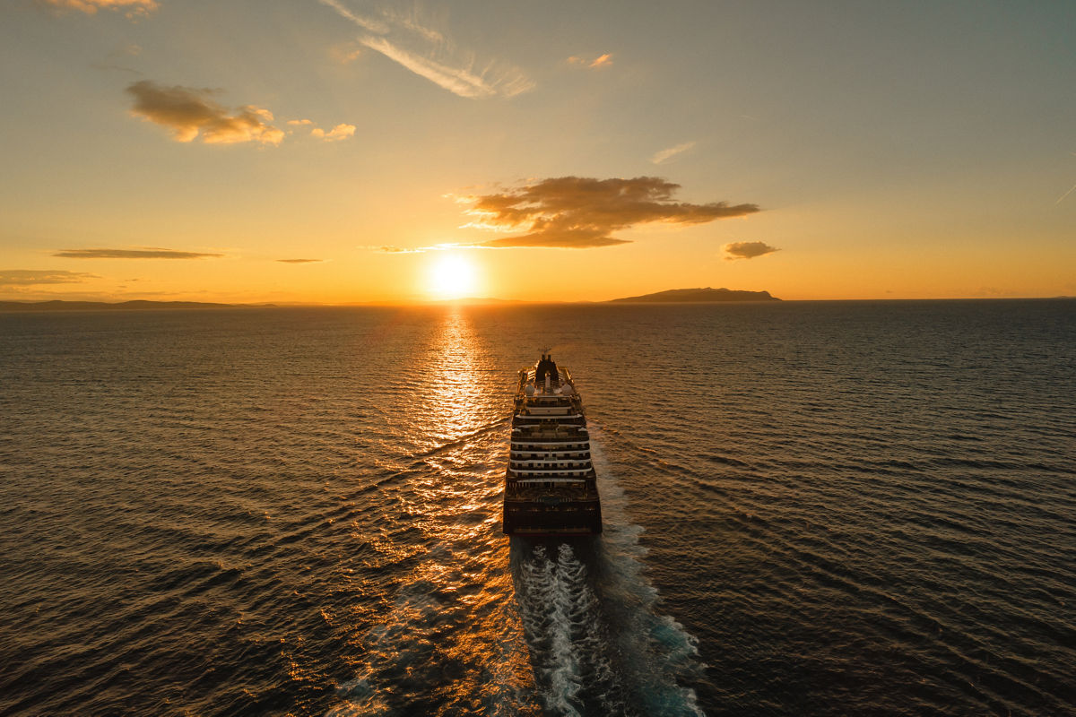Um navio Explora Journeys ao pôr do sol