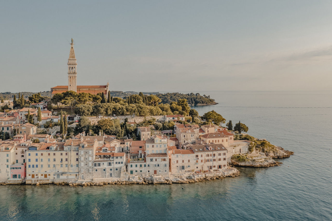 Prodloužená cesta plná šeptaných tajemství a pobřežních pokladů