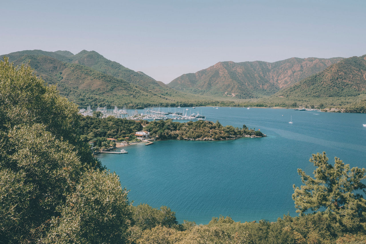 Plavba v záři východních ozvěn a světélkujících pobřeží