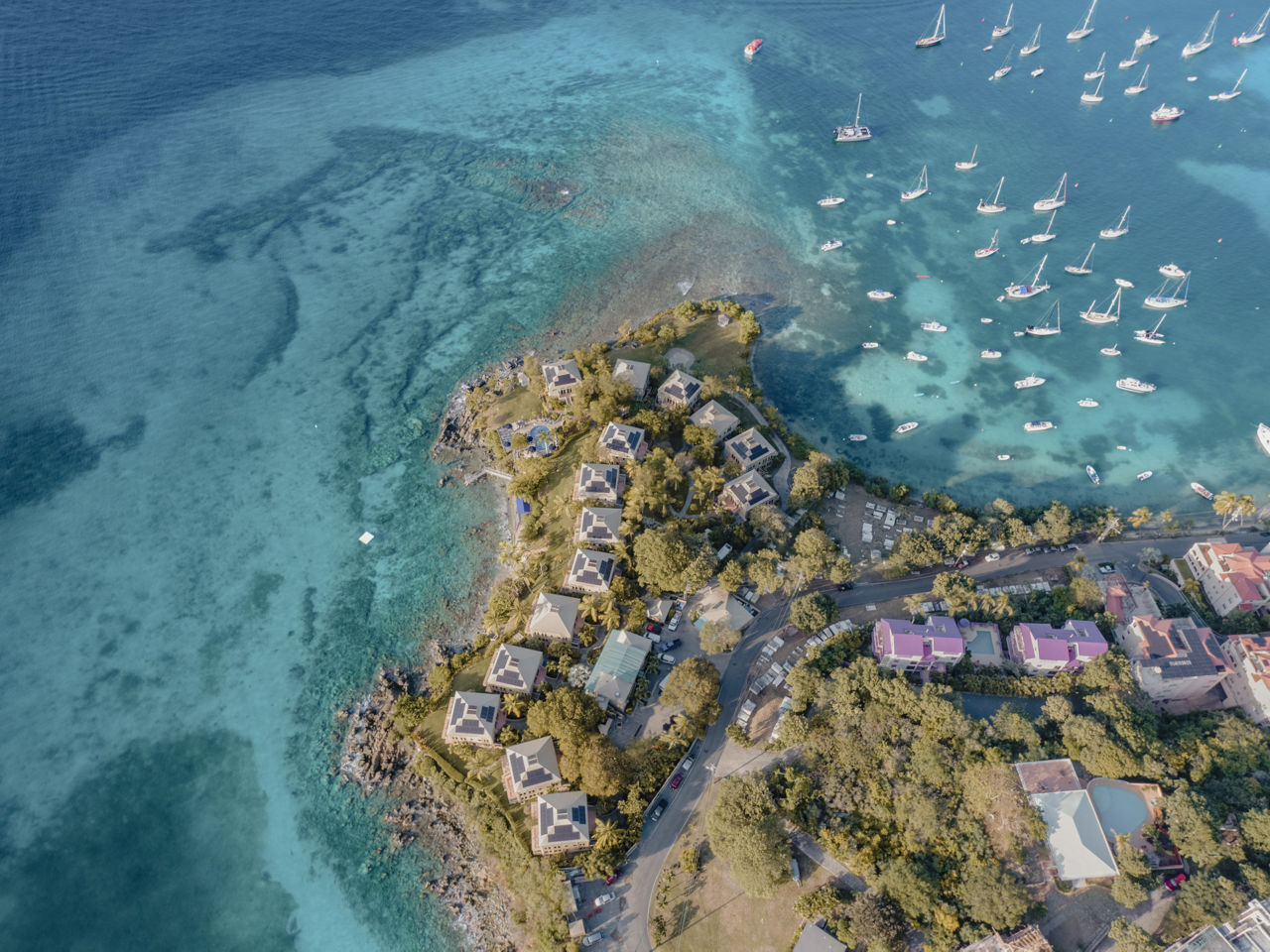 Prodloužená cesta za sluncem zalitými obzory a safírovými zátokami