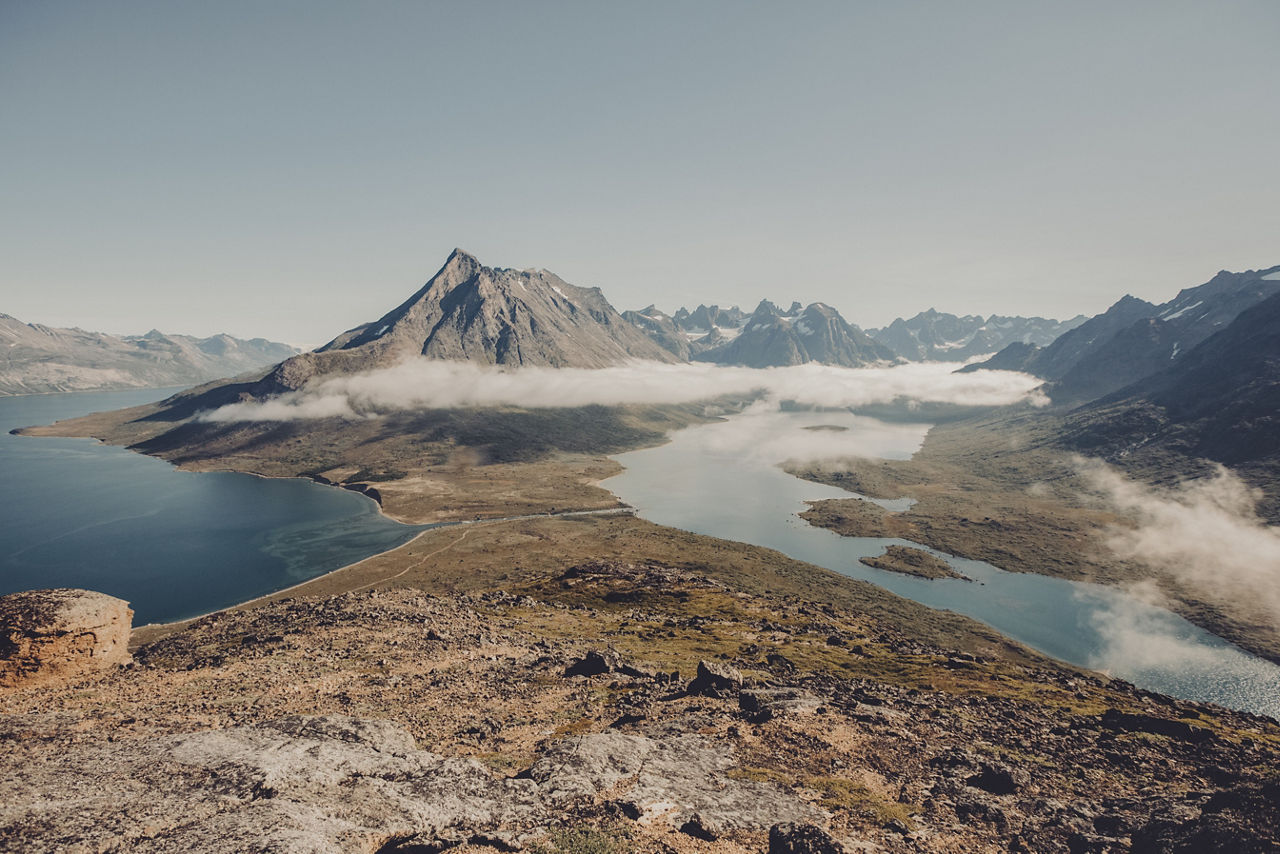 Plavba skrz drsné krajiny a odlehlé pobřežní scenérie