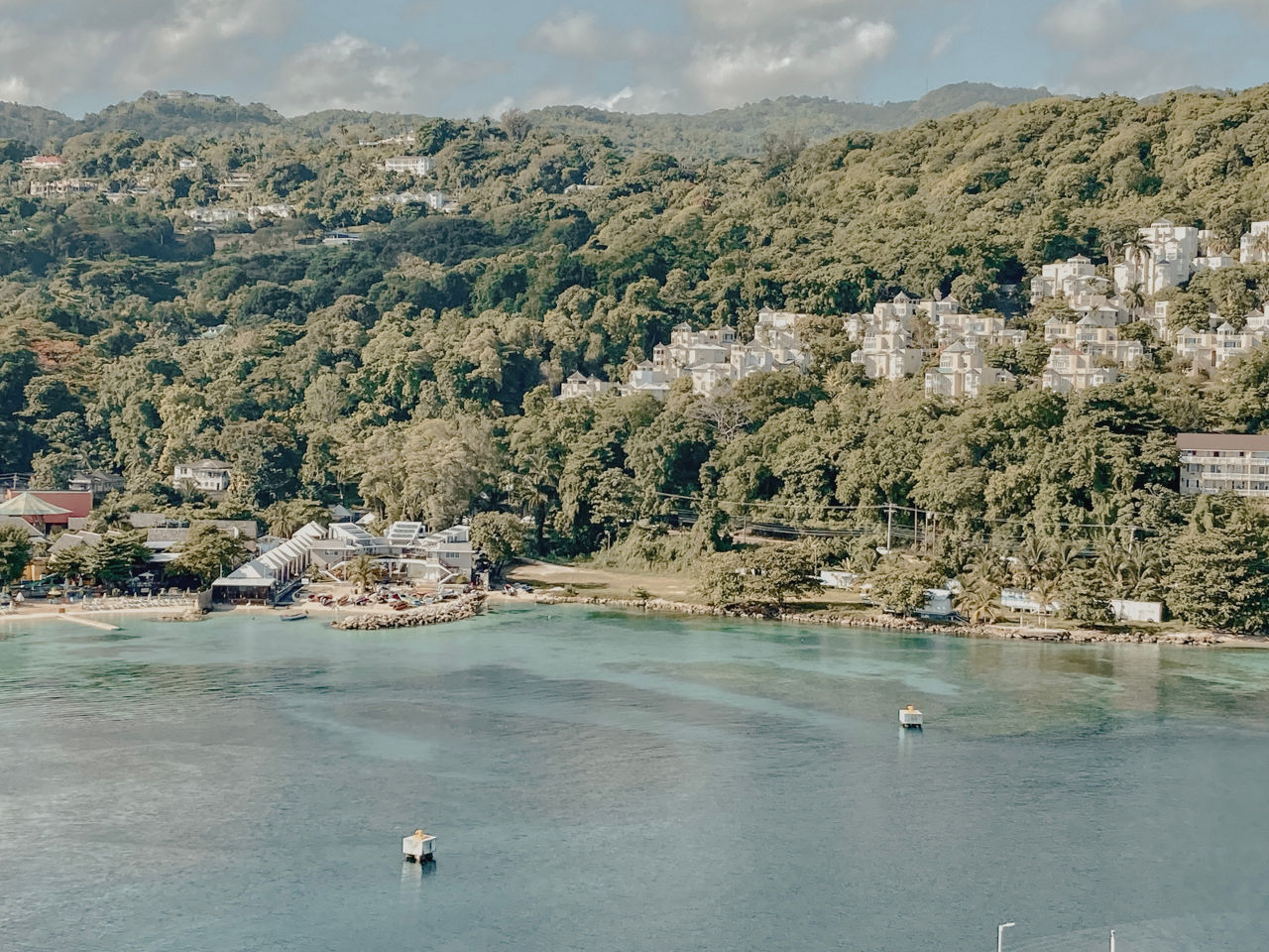 Prodloužená cesta divokou krásou a tropickými slavnostmi