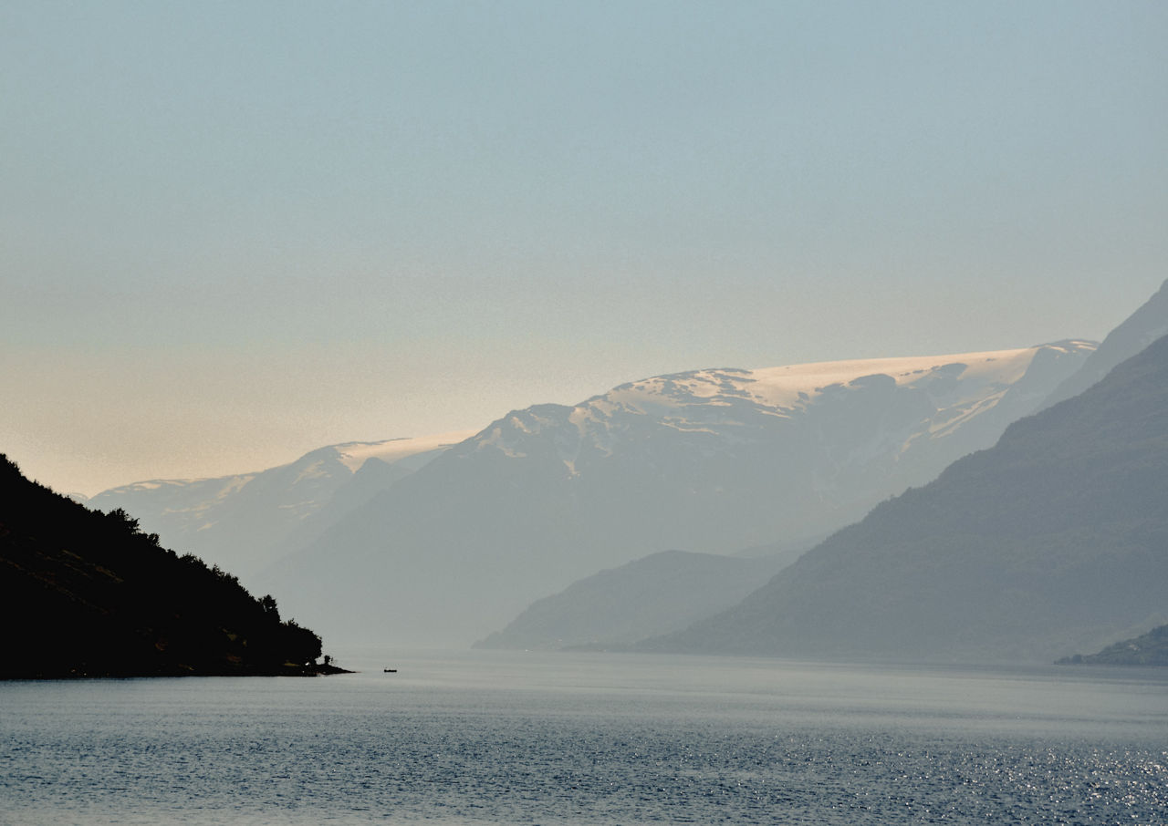 Plavba malebnými fjordy a objevování plné obohacení