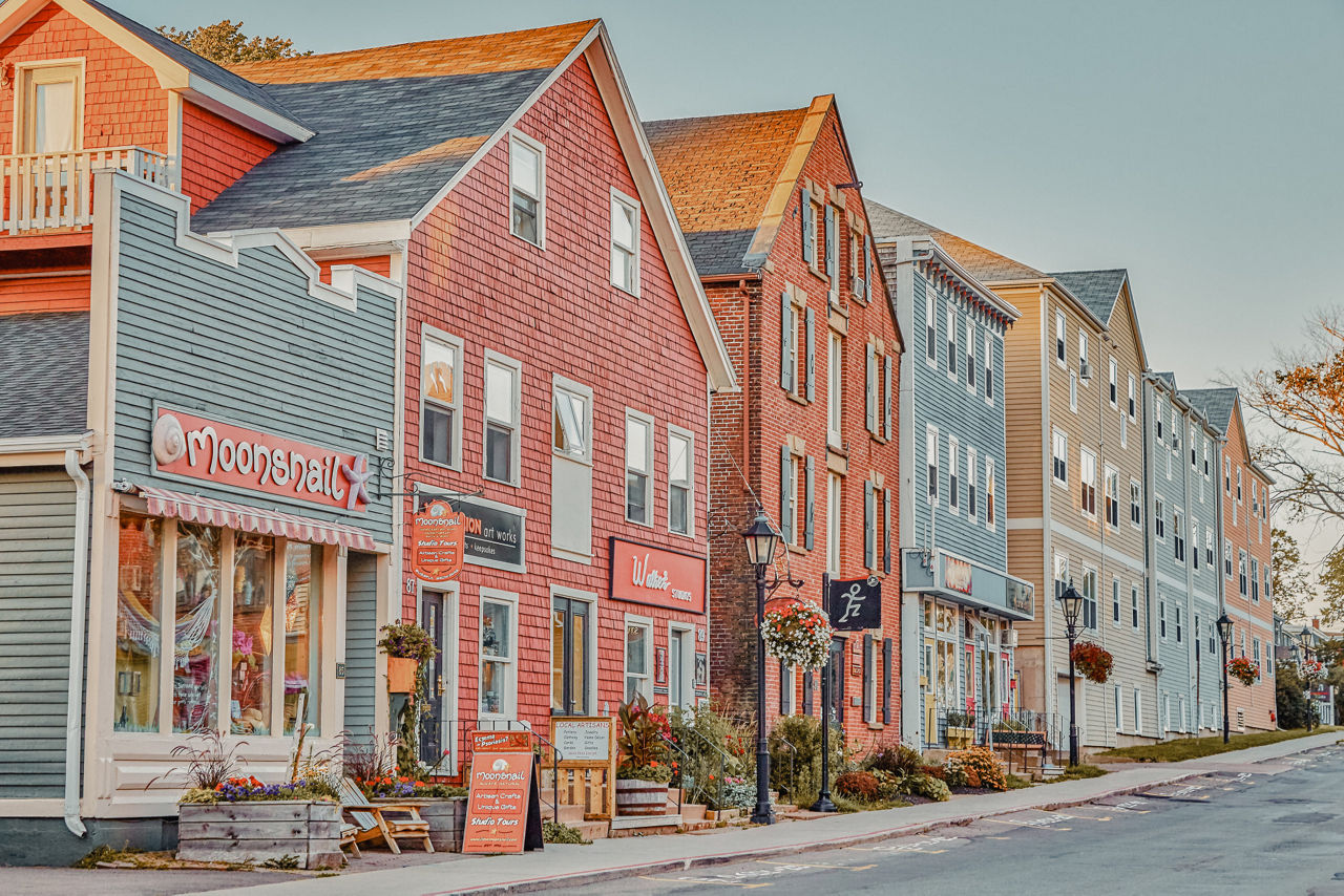 Velkolepá cesta tajemství fjordů, arktické divočiny a pobřežního dědictví